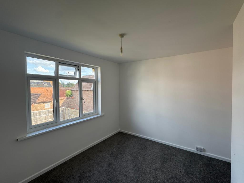 Lot: 58 - FREEHOLD TAKEAWAY UNIT WITH TWO-BEDROOM LIVING ACCOMMODATION - Bedroom with white walls and grey carpet